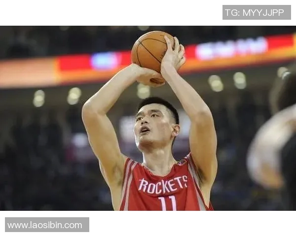 姚明低头走过的瞬间，背影中藏着多少不为人知的故事与情感