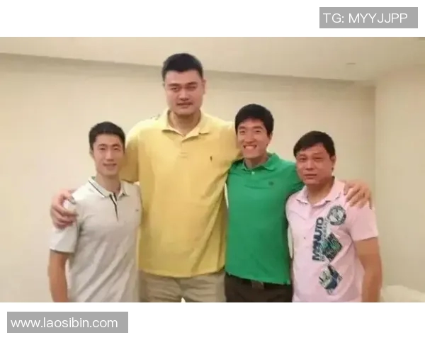 姚明父母温馨合影展现家庭幸福时光与亲情的深厚纽带 姚明父母温馨合影展现家庭幸福时光与亲情的深厚纽带