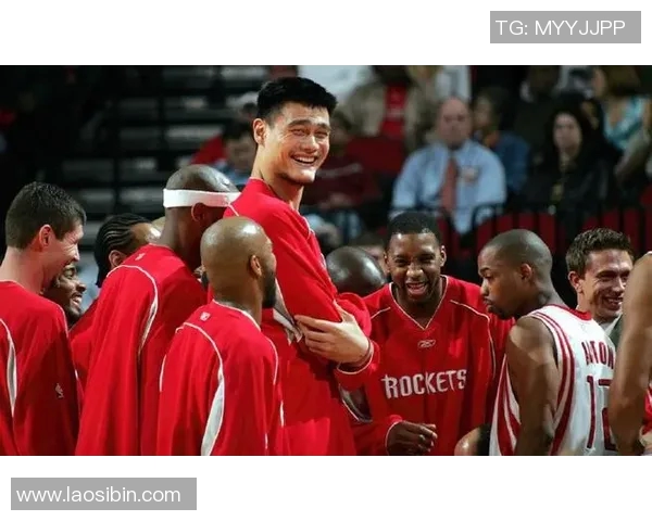 搭肩姚明的瞬间见证了篮球的激情与友谊的力量