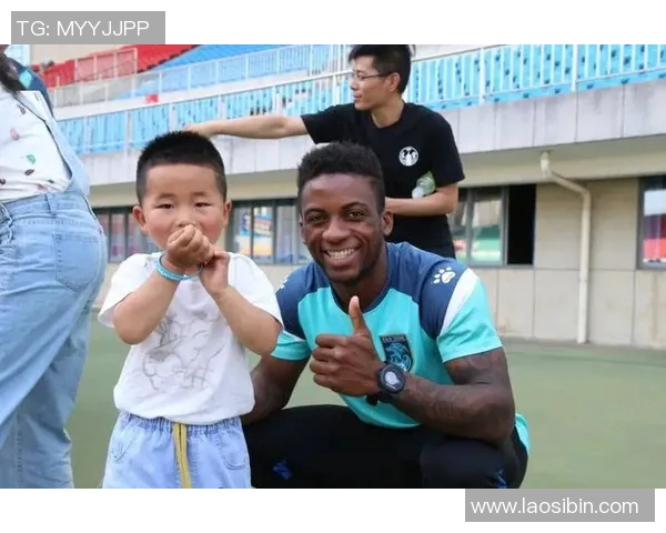 老梁深度解析足球明星背后的故事与成就，带你走进他们的精彩人生